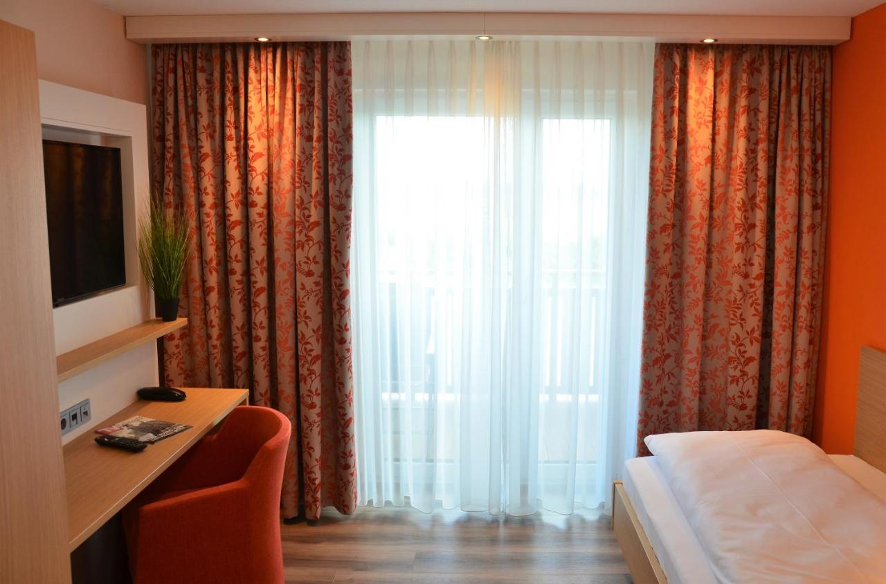 Hotel Bergwirt Herrieden Bagian luar foto