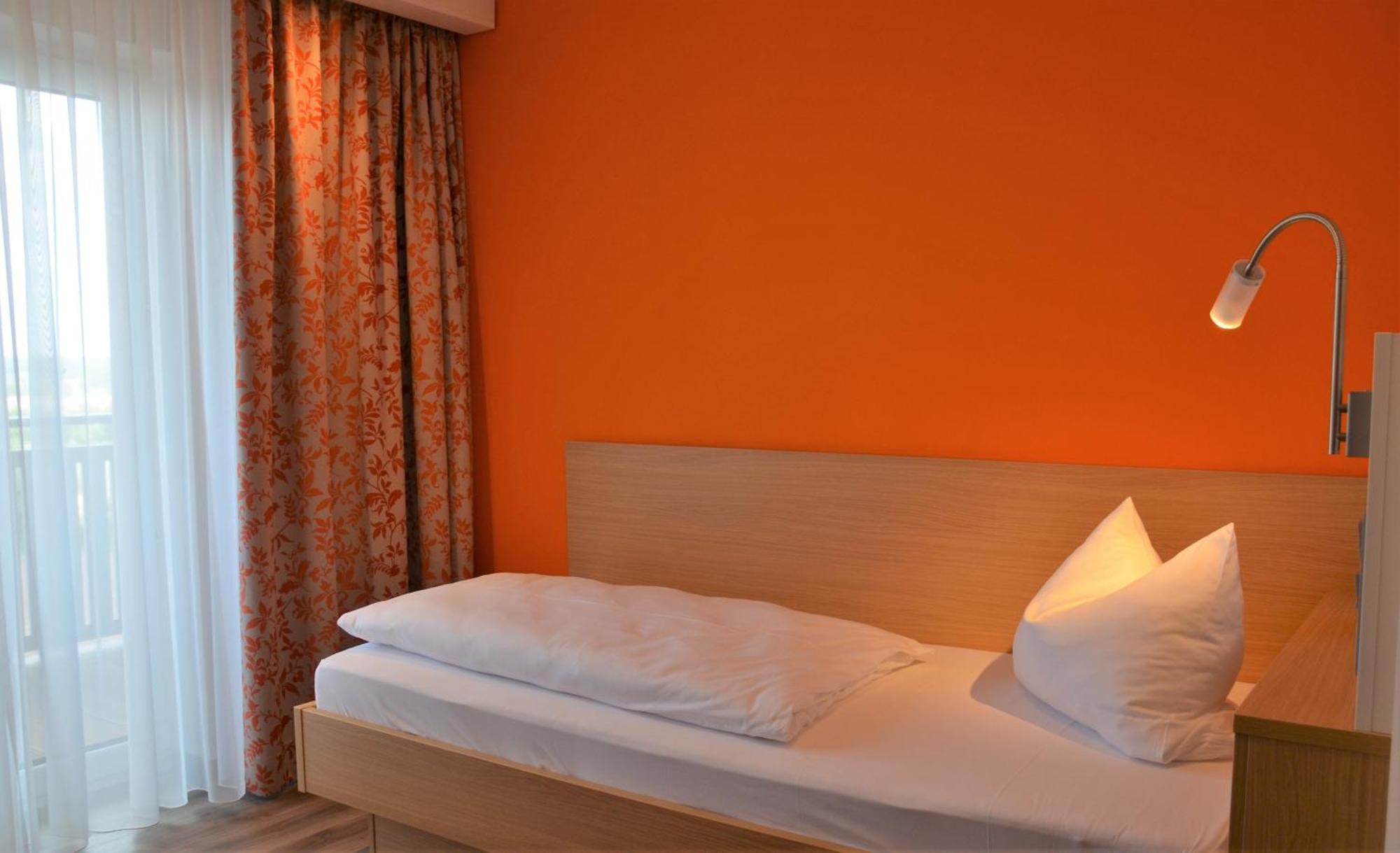 Hotel Bergwirt Herrieden Bagian luar foto