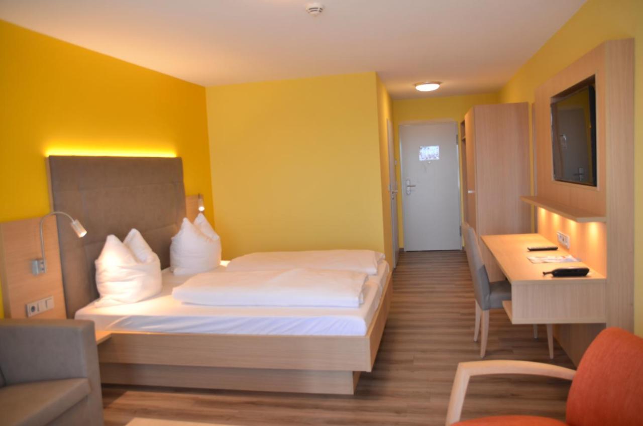 Hotel Bergwirt Herrieden Bagian luar foto