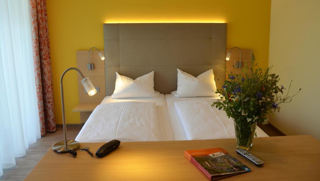 Hotel Bergwirt Herrieden Bagian luar foto